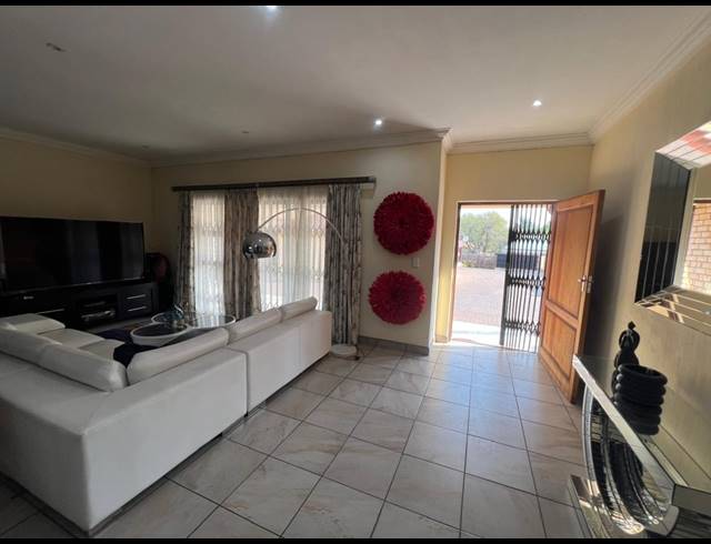 3 BEDROOM TOWNHOUSE FOR SALE IN HEIDELBERG CENTRAL